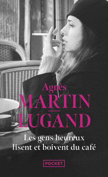 Les gens heureux lisent et boivent du café